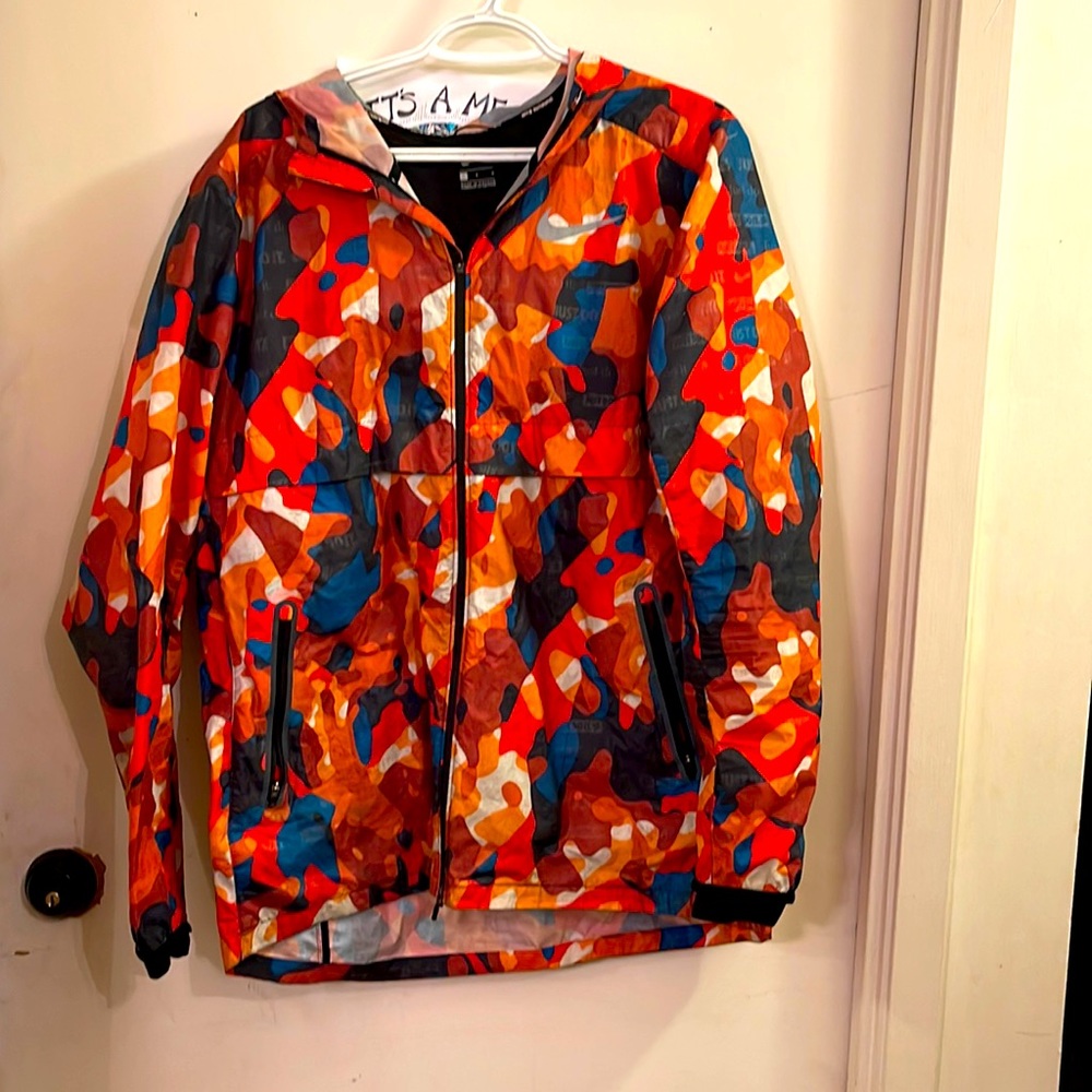 Nike running windbreaker and rain jacket Vibrant colours increase visibility